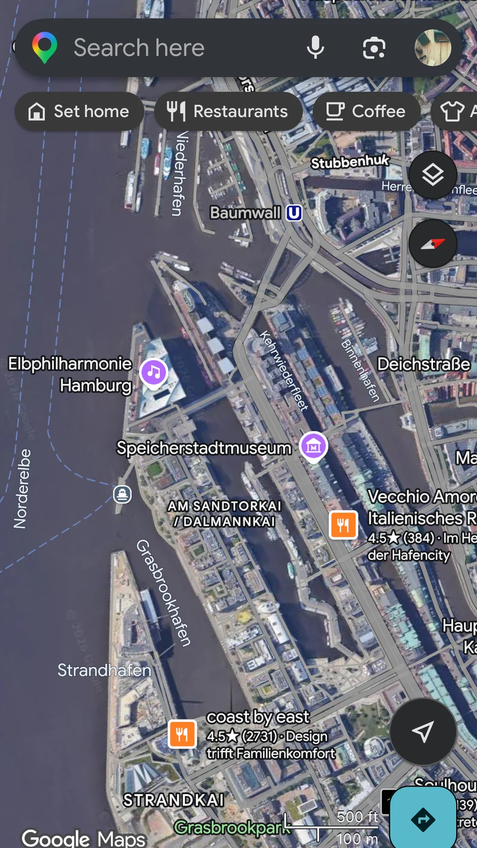 Screenshot der Google-Maps-Satellitenansicht der Hamburger HafenCity mit Suchleiste, Pins und Beschriftungen